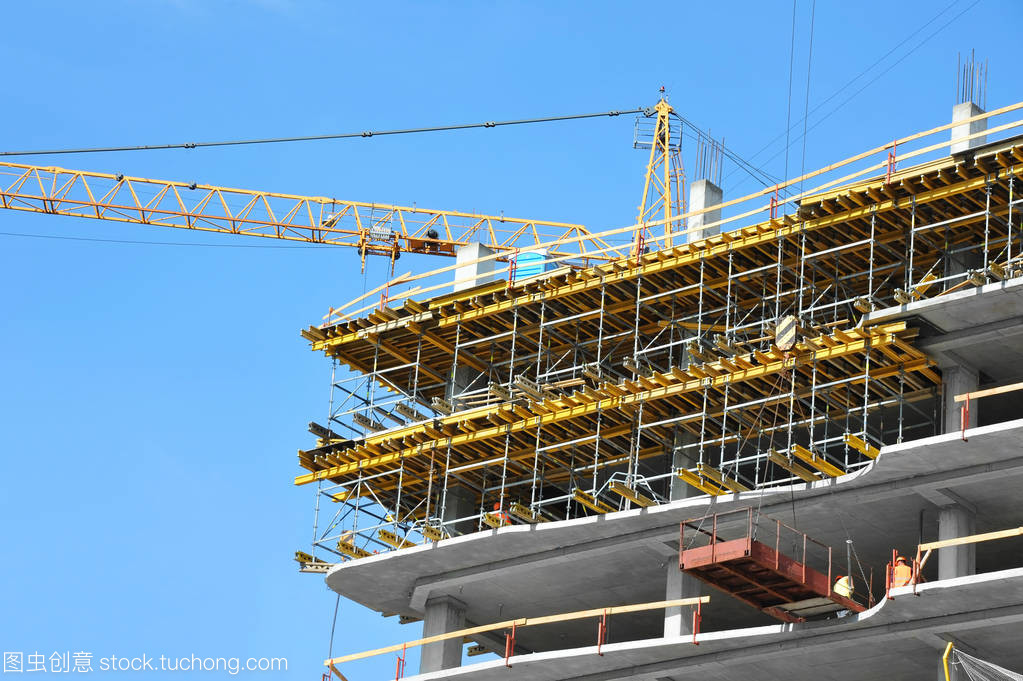 起重機和高層建筑施工現場
